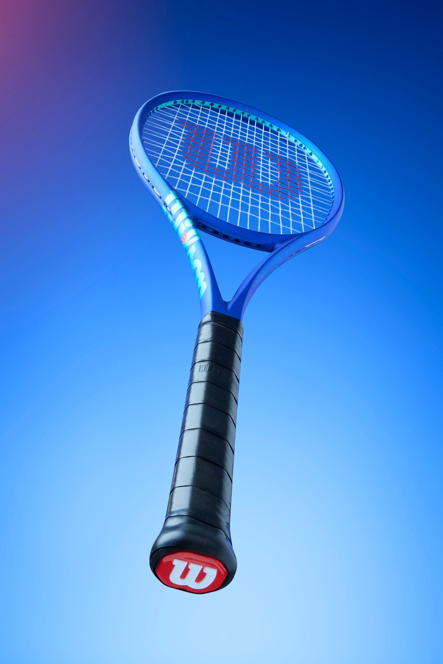 Der Wilson Ultra v4 liegt in seinem Rahmen im Fokus.