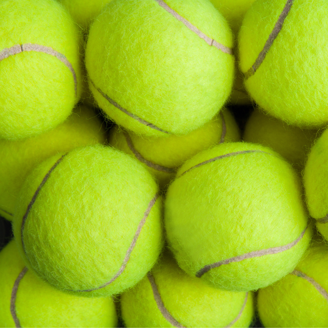 Tennisbälle sind aufeinander gestapelt.