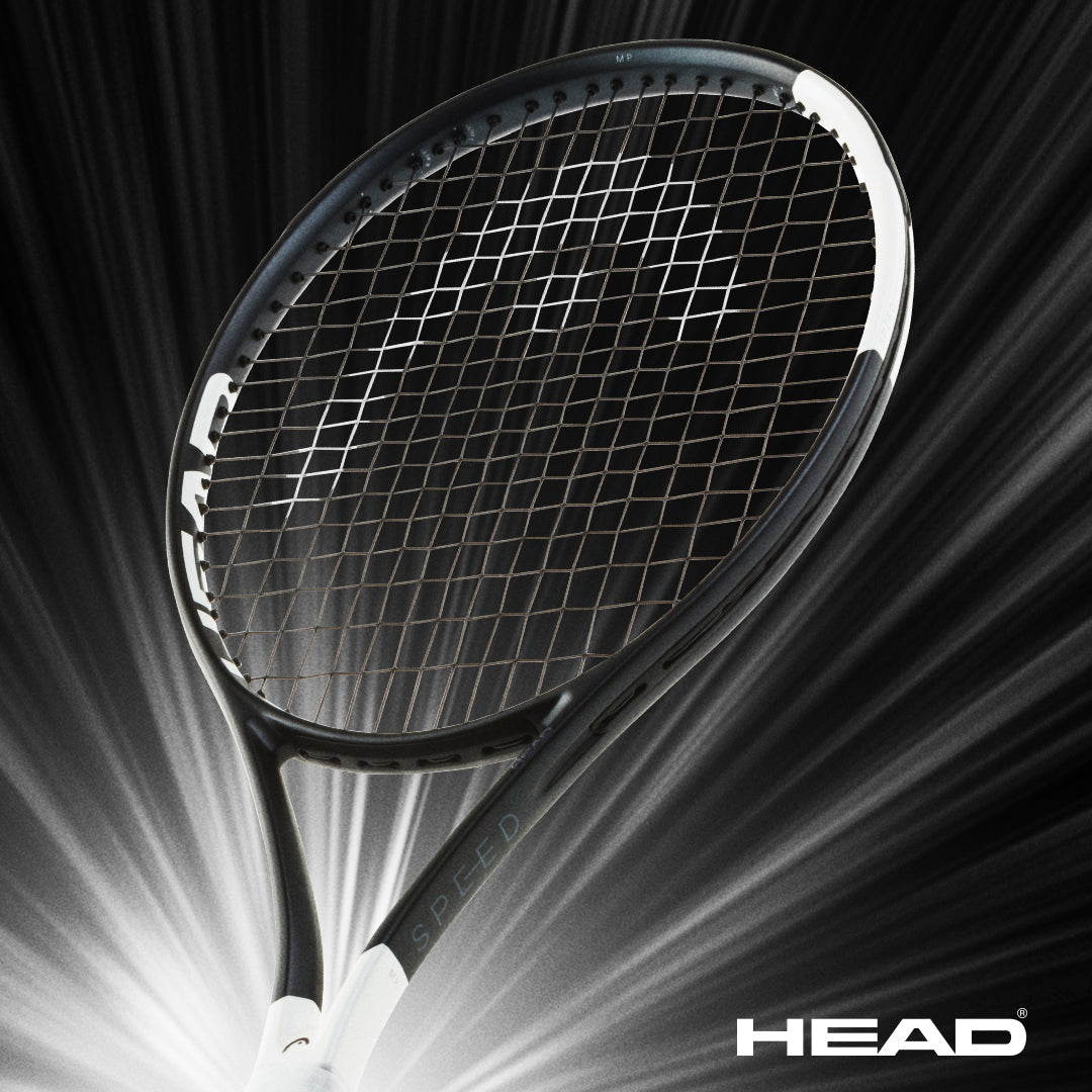 Eine Dame hält den neuen Head Speed Team 2024 Tennisschläger in der rechten Hand. In der linken Hand drückt sie einen Tennisball gegen das Saitenbild des Schlägers.